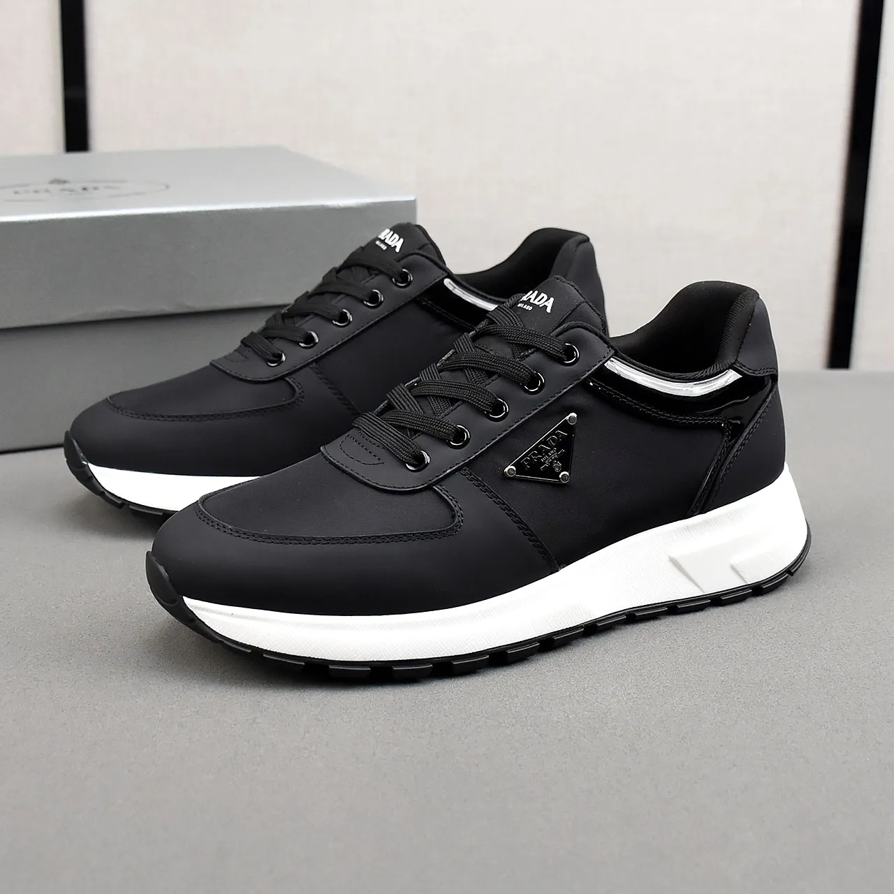 PP460👟👟👟Prada/Prada Prax men's series casual sports shoes Prax sports shoes combine style and comfort, with a unique sports design defined by exquisite materials and details. Fashionable, casual and versatile, it is decorated with an enameled triangle logo on the outside, a Prada Milano printed logo on the tongue, and a 2.5cm lightweight two-tone rubber sole for a comfortable wearing experience! Size: 38-39-40-41-42-43-44 standard leather shoe size